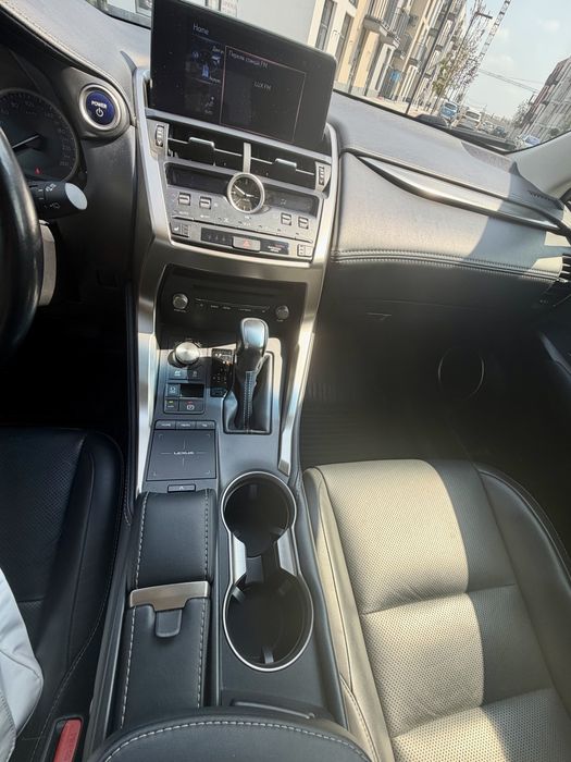 Lexus NX 300 h 2018рік офіційний автомобіль