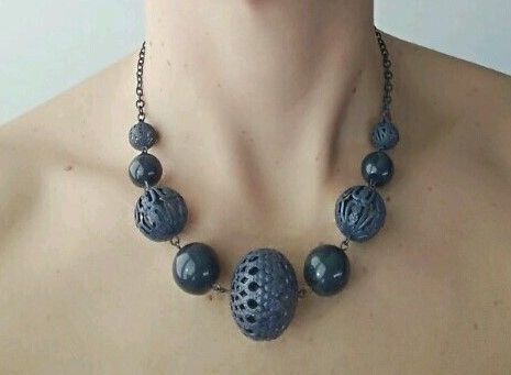 Colar curto de bolas em metal cor azul