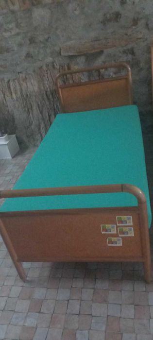 Cama em estado razoável