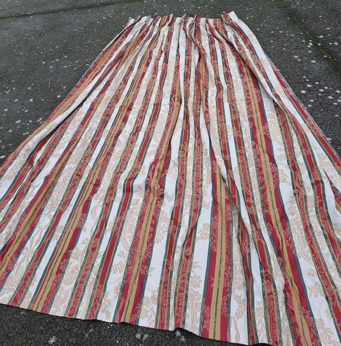 2 cortinados adamascados + 8 almofadas de cadeira