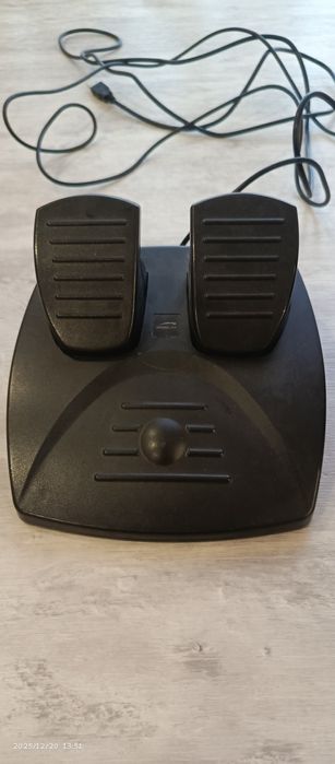 Ігровий руль з педалями