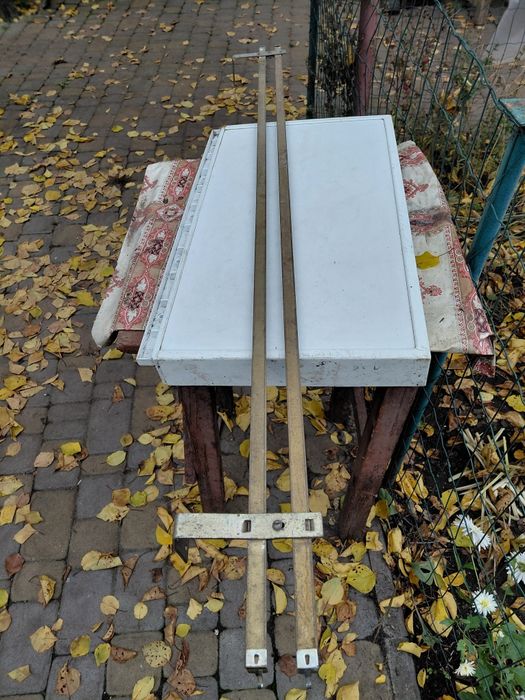 Карнизы металлические длиной 130 см.