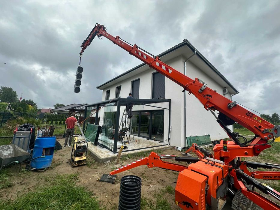 Mini żuraw dźwig pająk z operatorem wynajem manipulator do szyb szkła