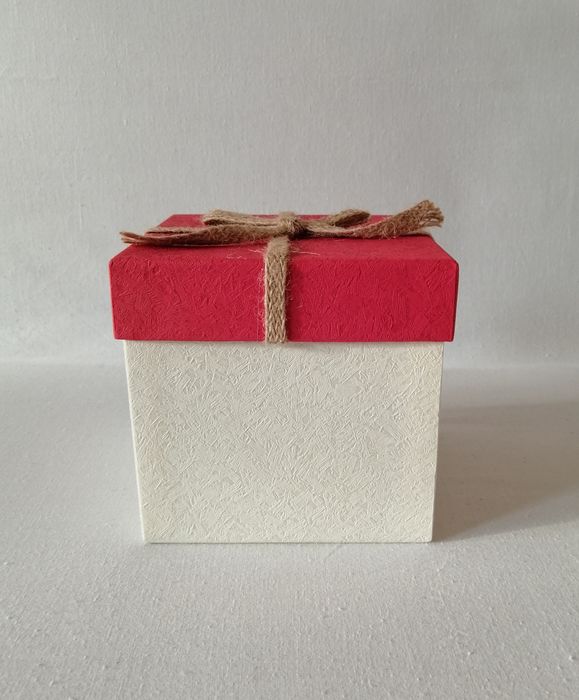 Подарункова коробка Крафт з бантом та ручкою 13х13х12,5см Біло-червон