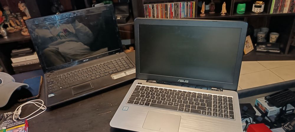 Dois PCs portáteis para peças