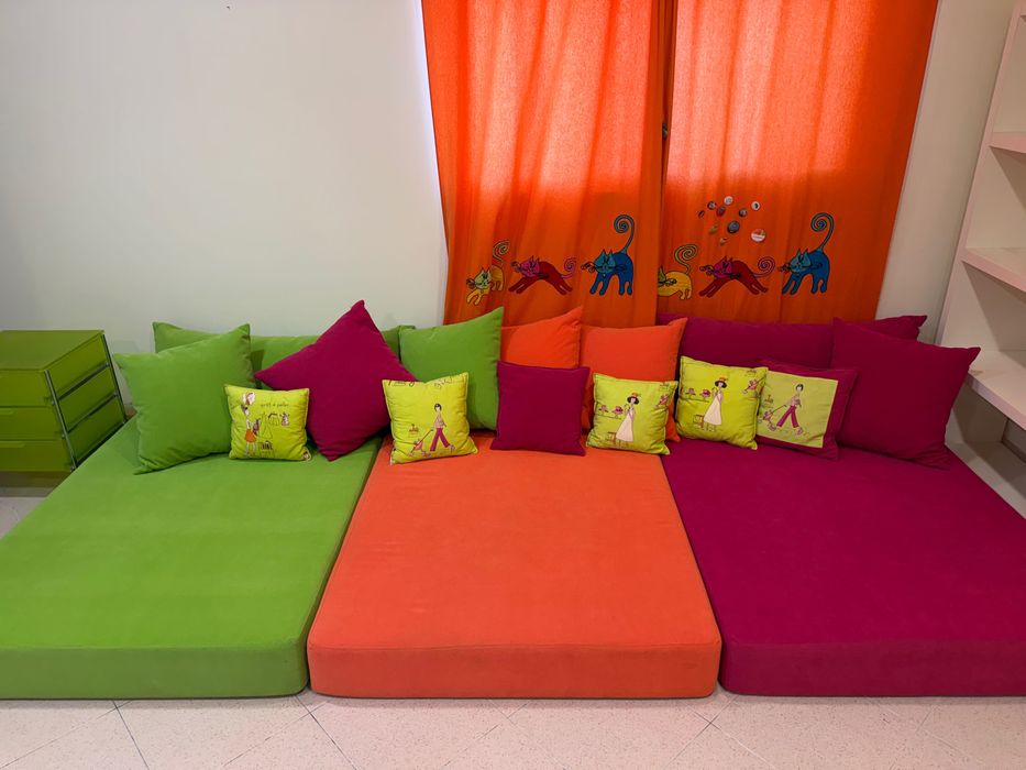 3 colchões com todas as almofadas à venda