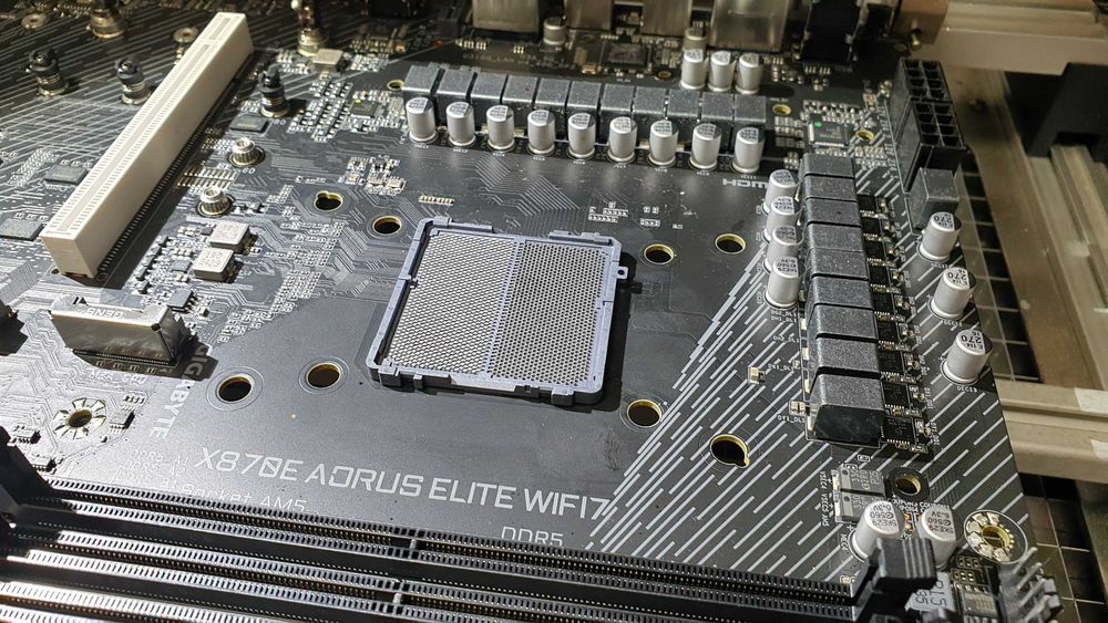 Gniazda procesora: AM4, AM5, LGA1700, LGA1851. Montaż w pakiecie.