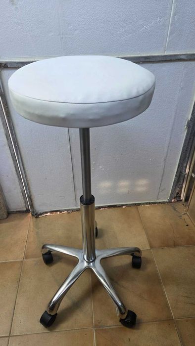 Banco para cabelereiro branco, sobe até 80cm