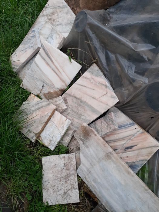 Мармурові плити, залишились невеликі розміри і