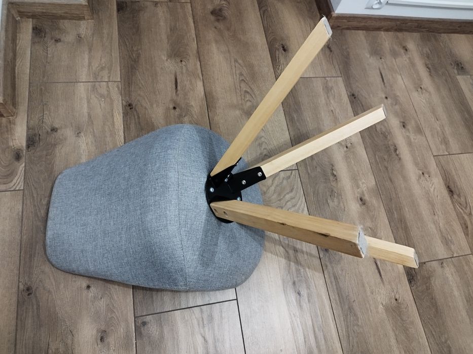 2 Krzesła, miesiąc używane.