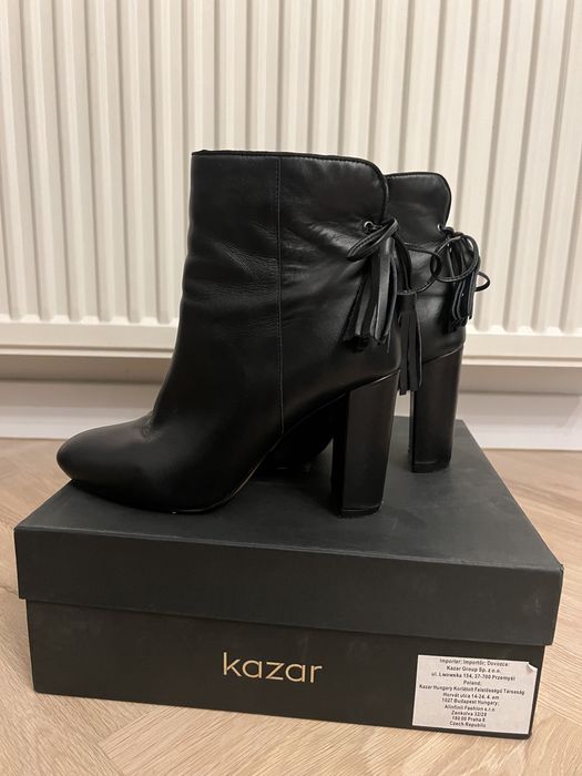Botki na obcasie Kazar czarne z tyłu z frędzlami skóra