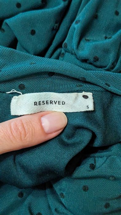 Дві гарні жіночі сукні