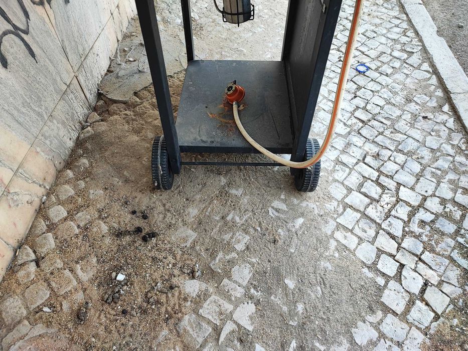 Churrasco a gás, com rodas e muito pratico