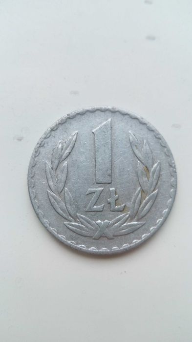 Moneta 1 zł 1974 r, rzadki rocznik, ze znakiem mennicy. Ładny stan.