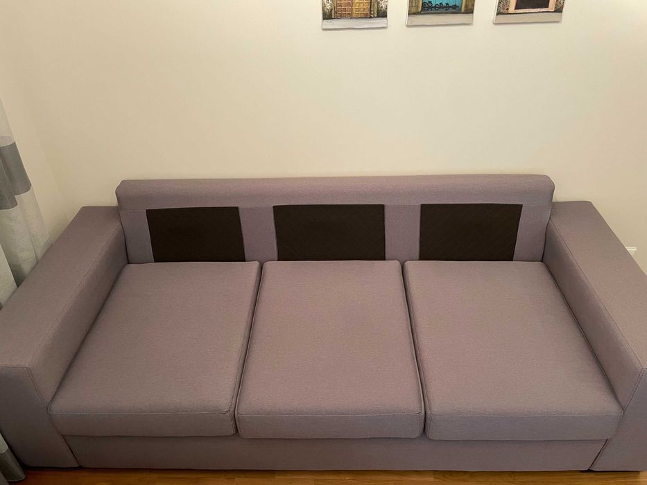 Sofá (praticamente novo), com 240x100cm e poof/chaiselong com 90x70cm