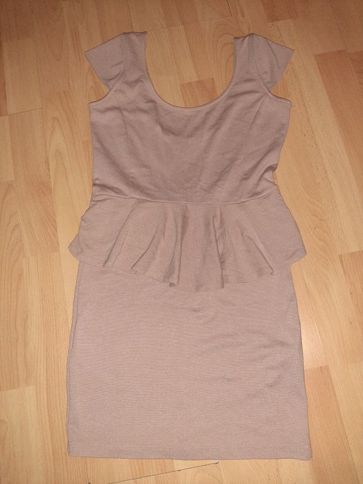 Sukienka z baskinką brąz capucino r M 36 38 Stradivarius mini