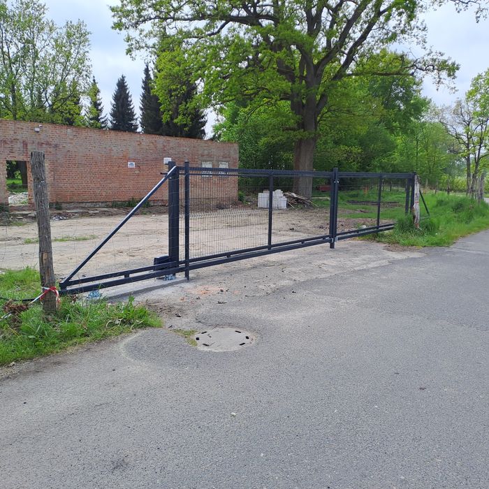 Brama przesuwna panelowa.