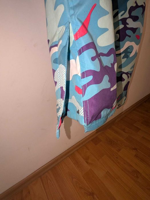 Spodnie snowboardowe lub narciarskie.