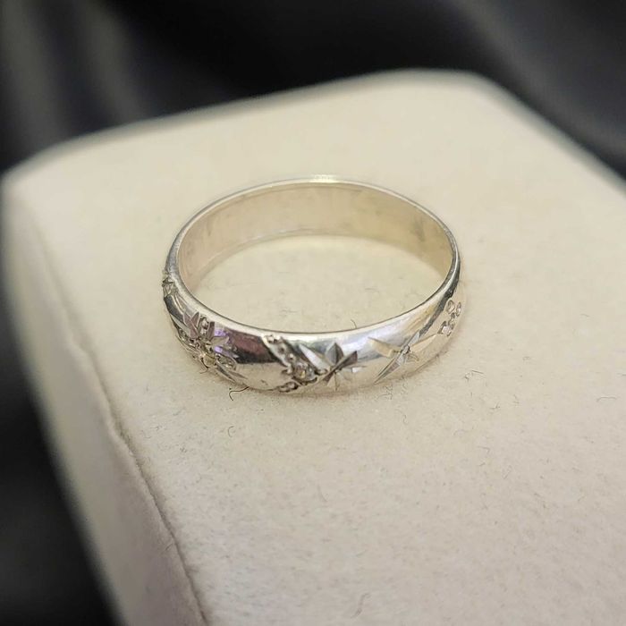 srebrny pierścionek próby 925