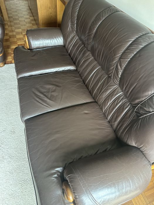 Sofas de pele e madeira