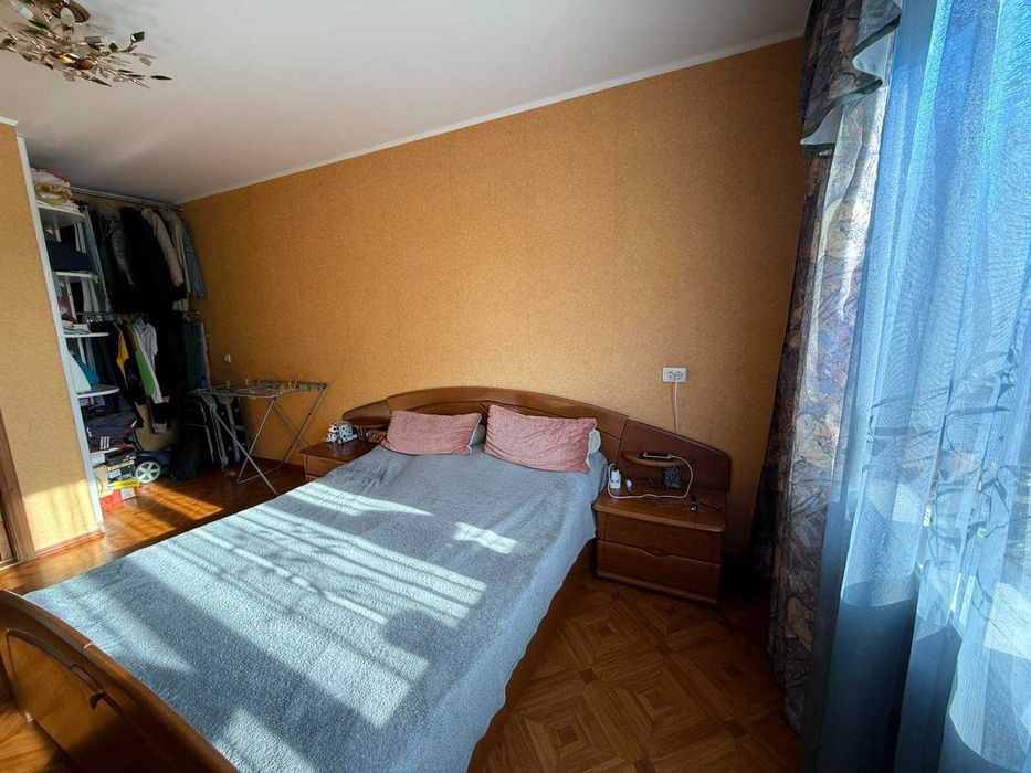 Продам 3-комнатную квартиру в центре города.