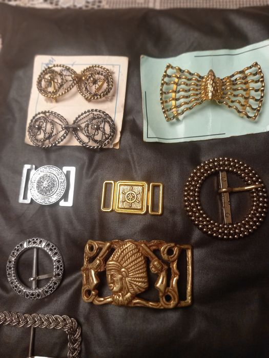 Lote de várias fivelas  em metal e em massa.