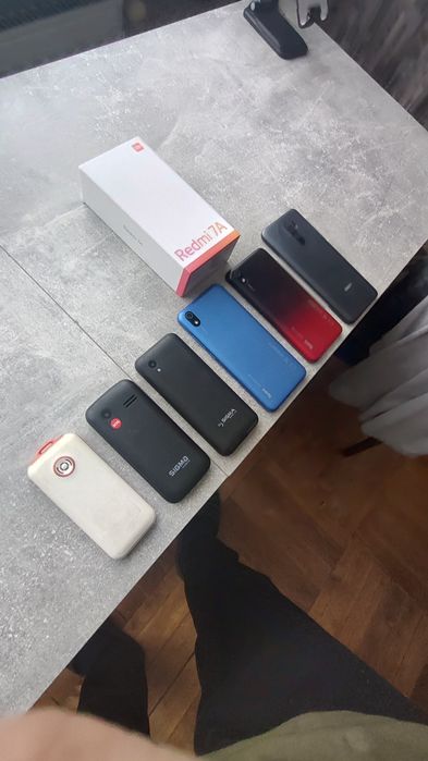 Продам телефон  працює тільки 2