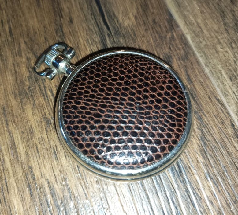 Zegarek kieszonkowy nakręcany widoczny mechanizm