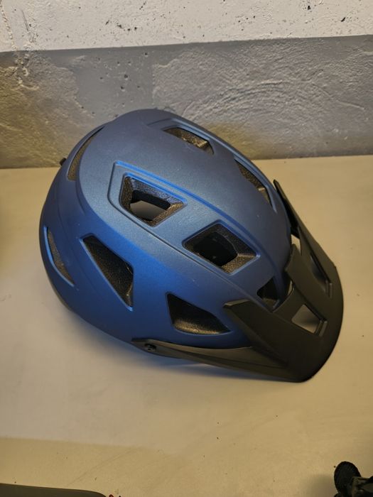 Capacete de bicicleta novo com led.