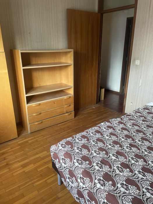 Cama de solteiro com roupeiro e cómoda