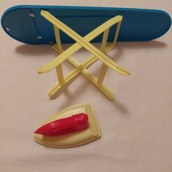 Tábua de passar e ferro de brincar - brinquedo antigo