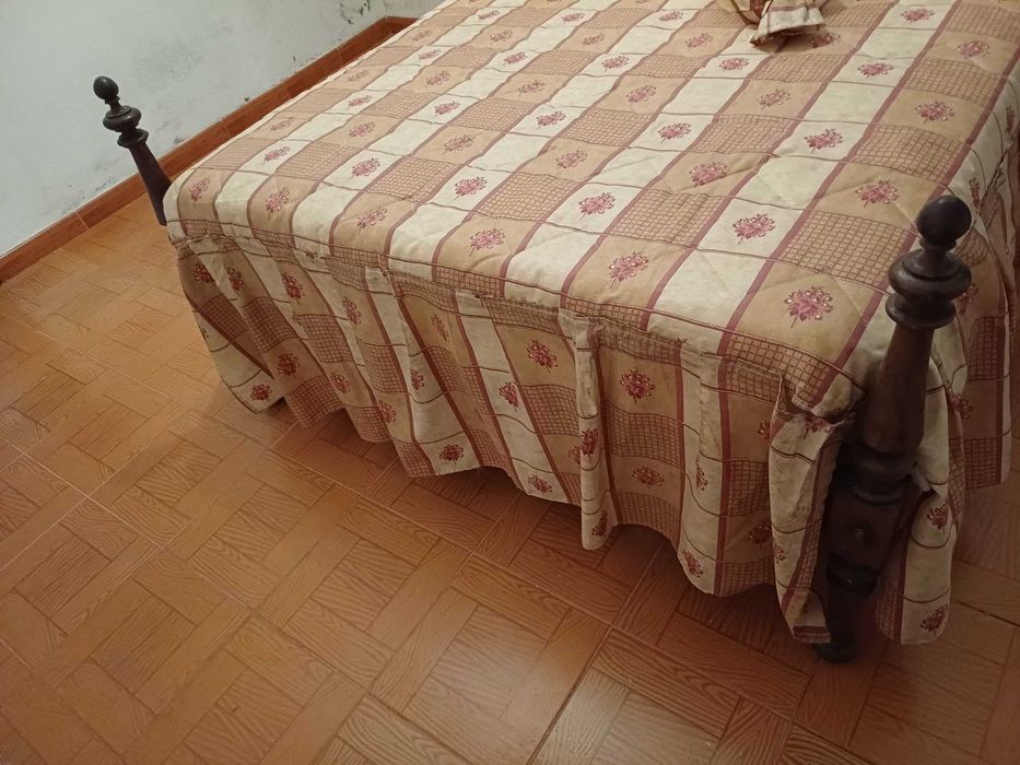 Cama com estrado e colchão E