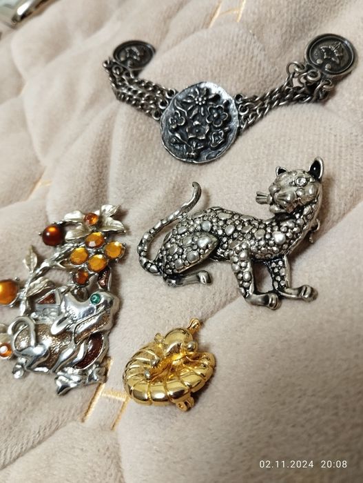 Оригінальні посріблені кулон та брошки