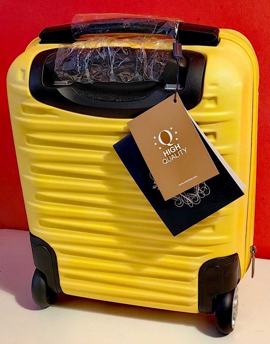 Mała walizka kabinowa podróżna Wittchen z ABS-u żółta NOWA