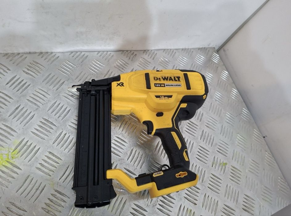 DeWALT пістолет