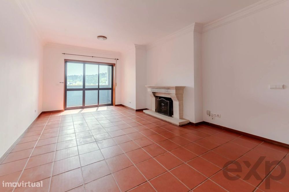 Apartamento T2  remodelado, varandas com vista desafogada, arqueamento