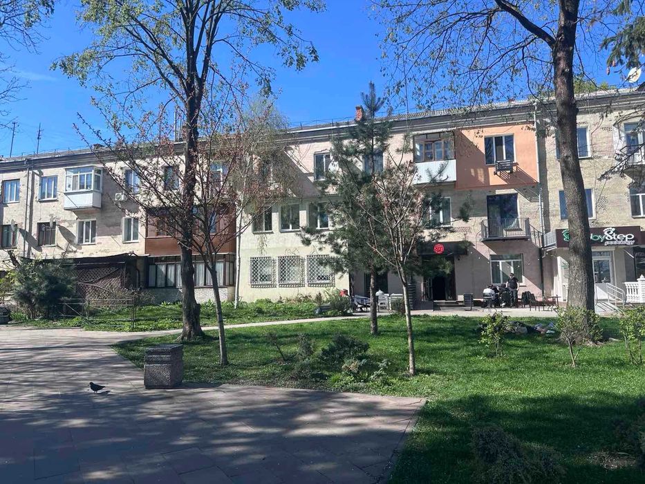 Продам трикімнатну квартиру Лятошинського