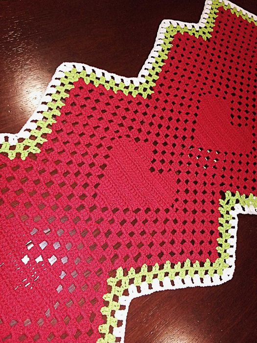 Centro de mesa em crochê vermelho, verde e branco feito à mão