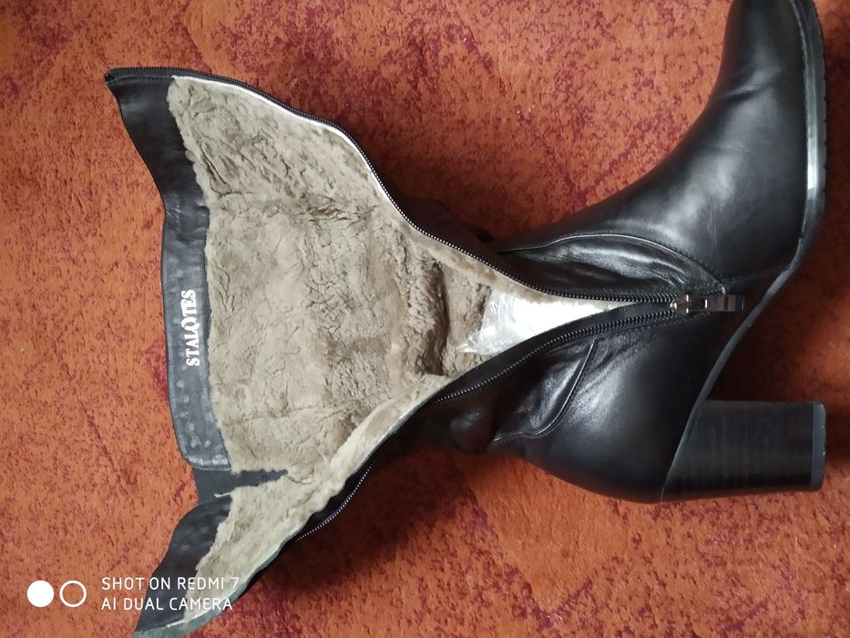 Продам женские зимние кожаные сапожки чёрного цвета.