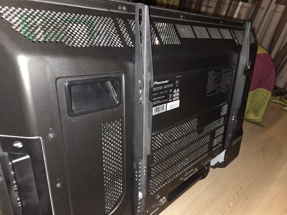 Плазма Pioneer Kuro PDP-428XD та настінне кріплення
