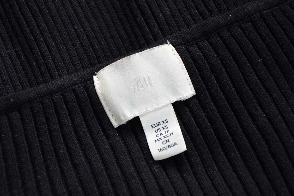 H&M czarna dzianinowa sukienka midi dekolt serce old money 34 XS