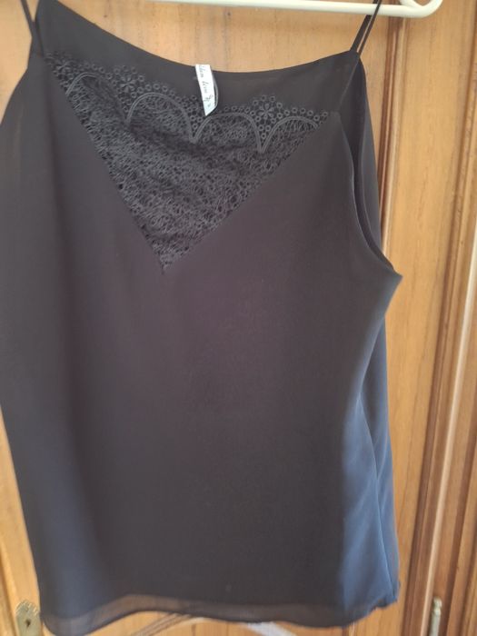 Top em preto com detalhe em renda