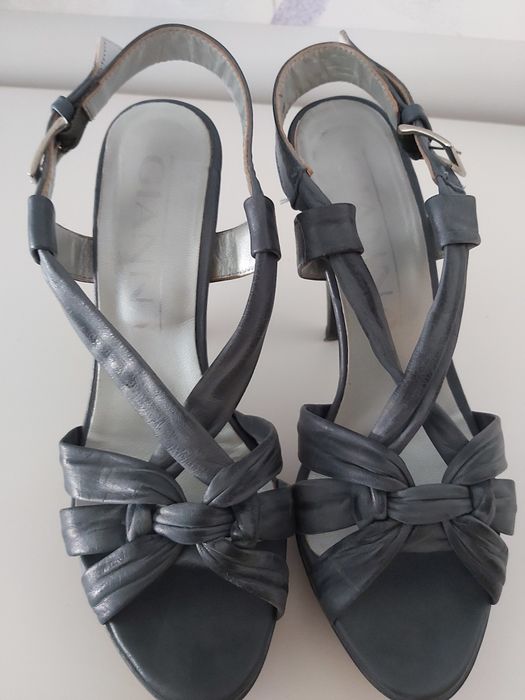 Sandálias em pele Gianna