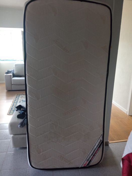 Cama 1m x 2m maciça com estrado e colchão