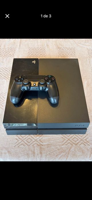 Playstation 4 com comando preto