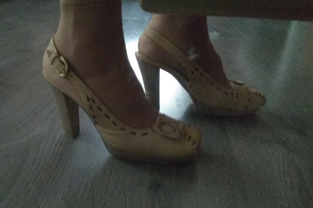 Босоножки кожаные на lплатформе бежевые