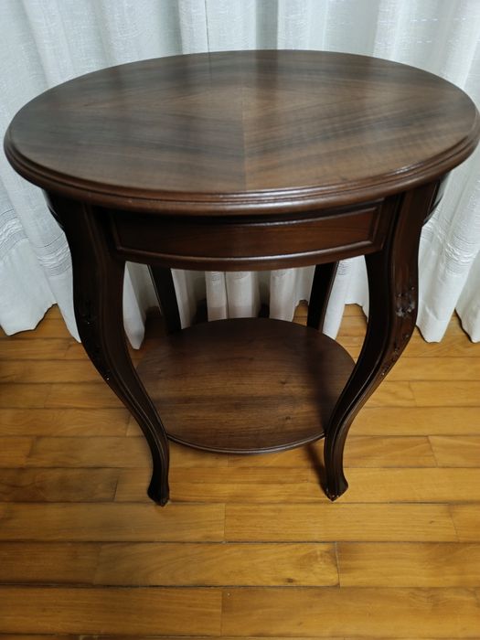 Mesa antiga de apoio restaurada estilo Luís XV em madeira de nogueira com gaveta