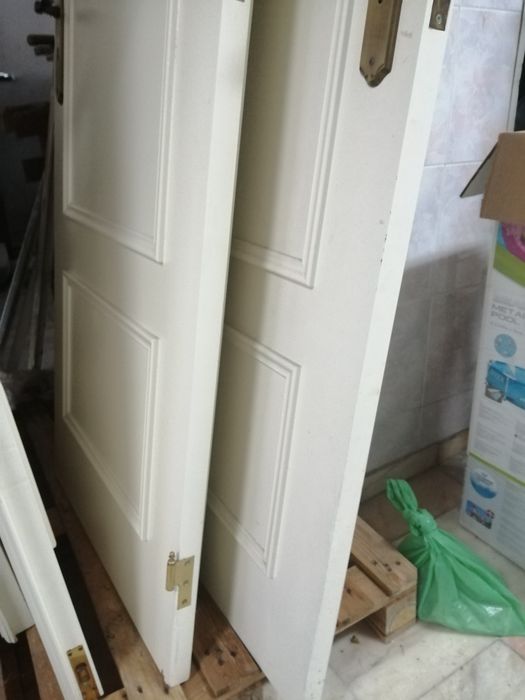 Portas lacadas a branco sem vidro