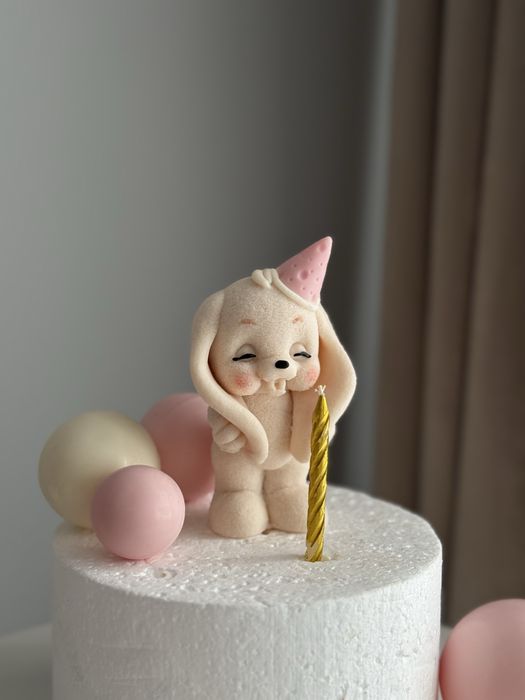 Króliczek zdmuchujący świeczkę Figurka na tort