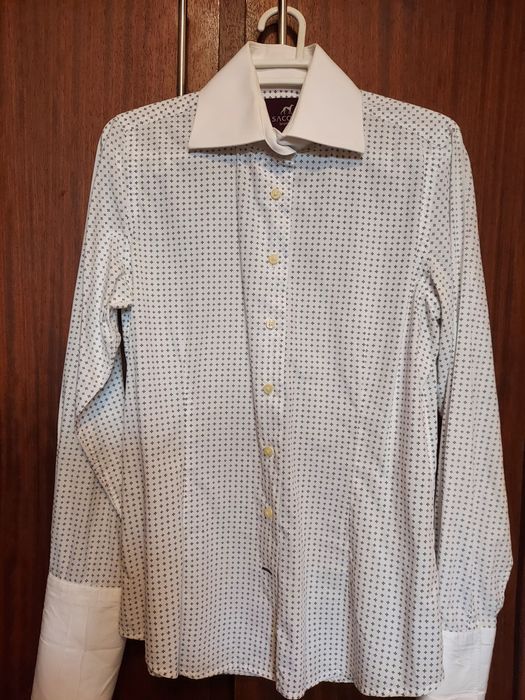 Camisa feminina da Sacoor azul e branca para botões de punho